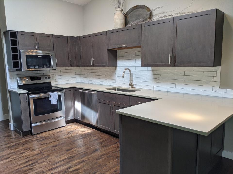 A do-it-yourself kitchen backsplash project doesn’t require expert skill
but can deliver professional-grade results.