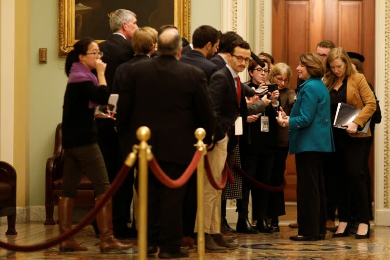 La candidata a la presidencia de Estados Unidos, la senadora Amy Klobuchar (D-MN), habla con miembros de la prensa en un área restringida, durante el juicio de destitución del presidente Donald Trump en el Senado