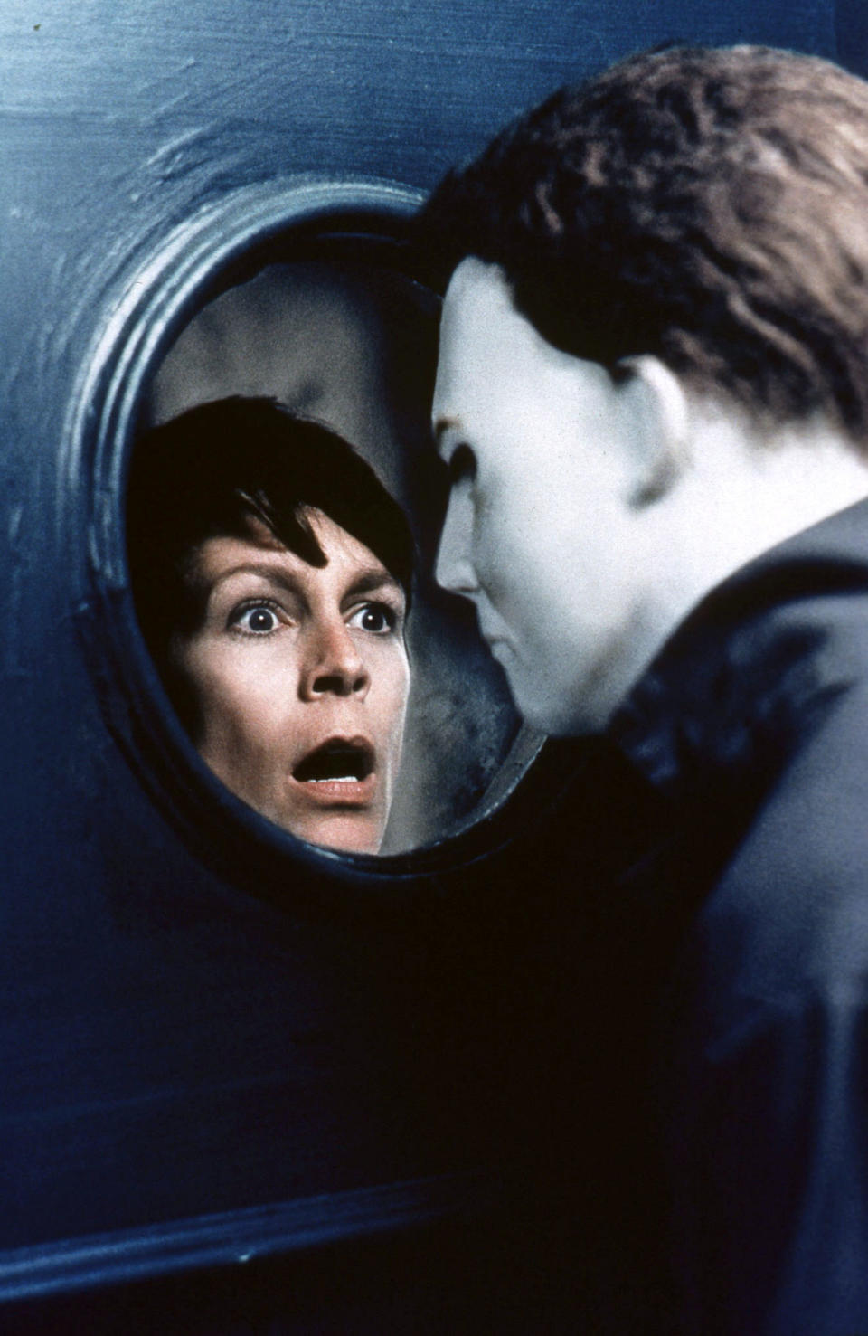 Jamie Lee Curtis con Michael Myers en una escena de 