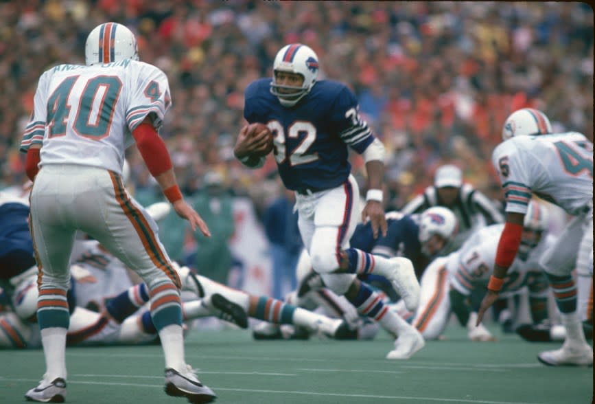 Running back O.J. Simpson #32 of the Buffalo Bills carries the ball during a early circa 1970's NFL game against the Miami Dolphins at Rich Stadium in Buffalo in 1970s.