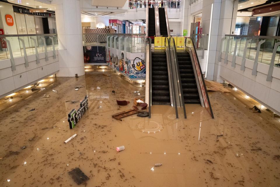 颱風海葵襲港時，黃大仙中心商場嚴重浸水。 (BERTHA WANG/AFP via Getty Images)