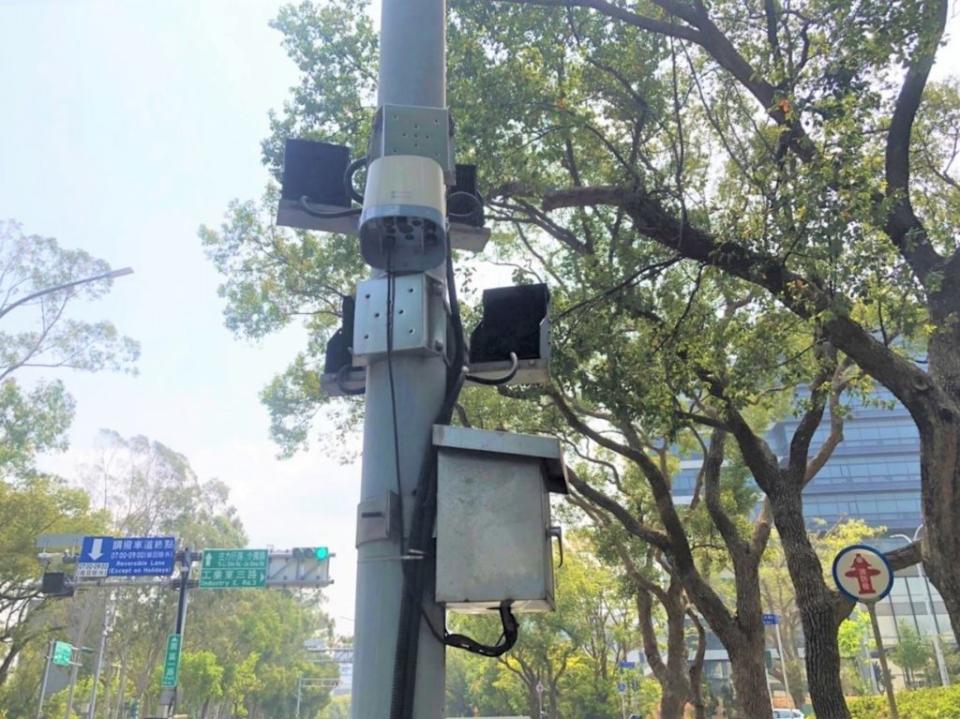 新竹市政府二十五日宣布啟用「新竹市空氣品質即時監測網」，布建三百台附掛在燈桿上的微型感測器。（記者曾芳蘭攝）