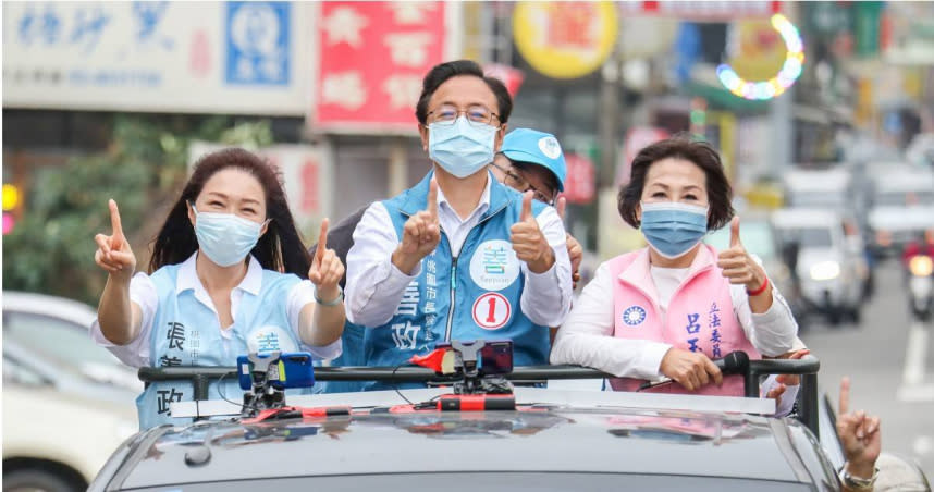 韓國瑜太太李佳芬今日首度陪同國民黨桃園市長候選人張善政車隊掃街 張善政也說，他會全力爭取女性、中間與年輕選民支持，當選市長替市民解難，找回桃園人驕傲。（圖／張善政競總提供）