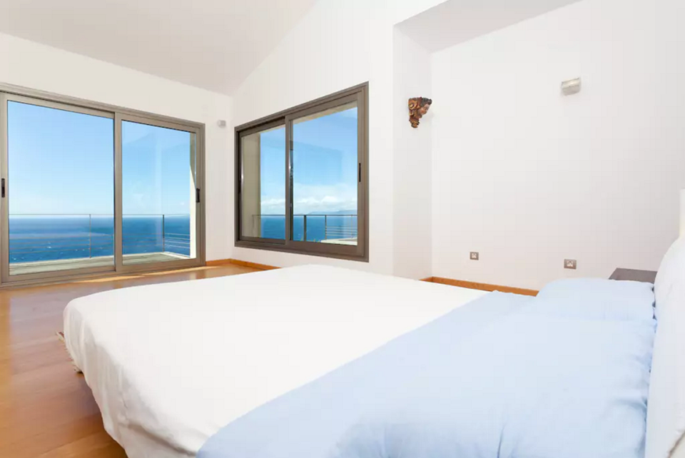 <p>The minimalist bedroom places the emphasis on the natural surroundings. (Airbnb) </p>