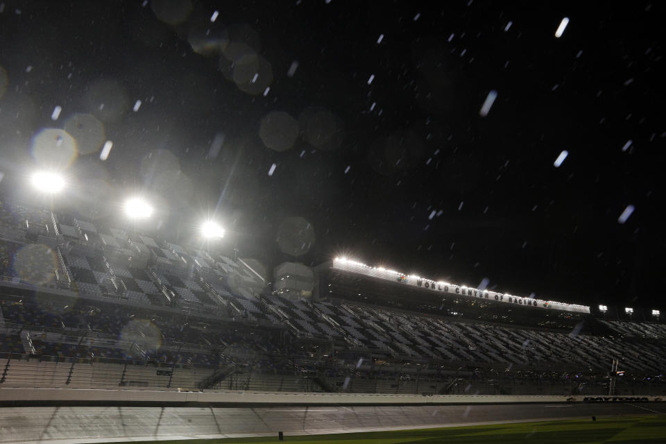 DAYTONA BEACH, FLORIDA - 19 FEBRUARI: Regen valt voor de NASCAR Camping World Truck Series BrakeBest Brake Pad 159 op Daytona gepresenteerd door O'Reilly op Daytona International Speedway op 19 februari 2021 in Daytona Beach, Florida.  (Foto door Chris Graythen/Getty Images)