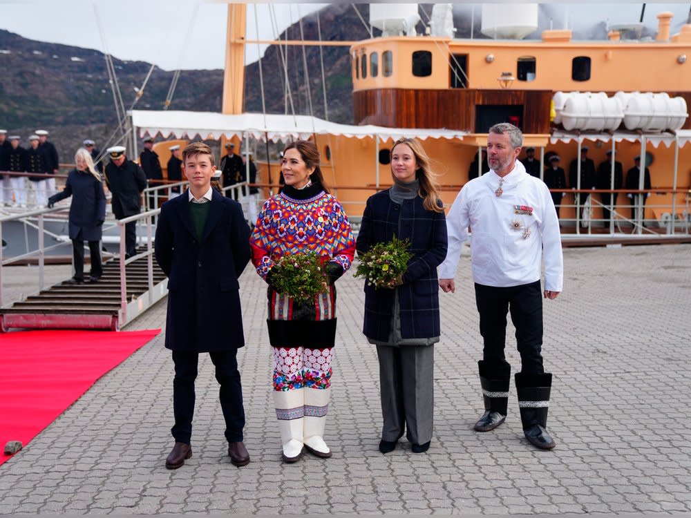 König Frederik und Königin Mary setzten am vierten Tag ihres Grönland-Besuchs auf die traditionelle Nationaltracht. (Bild: IDA MARIE ODGAARD/Ritzau Scanpix/AFP via Getty Images)