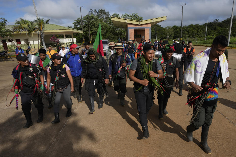 Indígenas llegan a una base militar en Calamar, Colombia, el martes 23 de mayo de 2023 para ayudar en la búsqueda de cuatro niños indígenas desaparecidos tras un accidente aéreo. (AP Foto/Fernando Vergara)