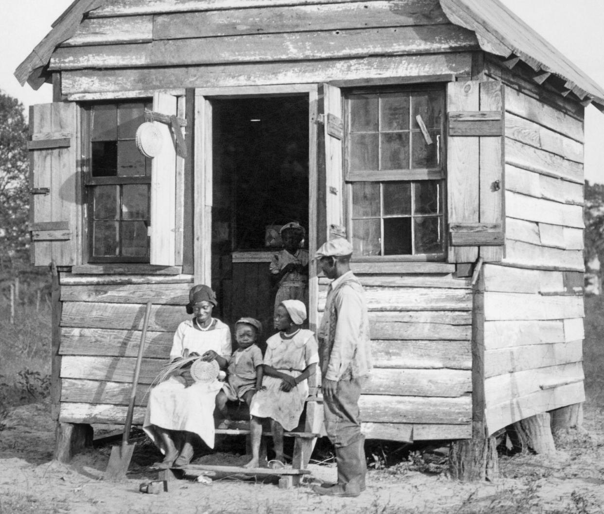 Weaving Sweetgrass Basket (H. Armstrong Roberts / ClassicStock / Getty Images)