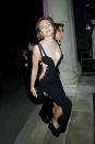 Uno de sus vestidos más icónicos fue el Versace que estrenó en la <em>premiere</em> británica de 'Cuatro bodas y un funeral' (1994), robándole todo el protagonismo a Hugh Grant. Lo combinó con una melena lisa y sin flequillo. (Foto: Dave Benett / Getty Images)