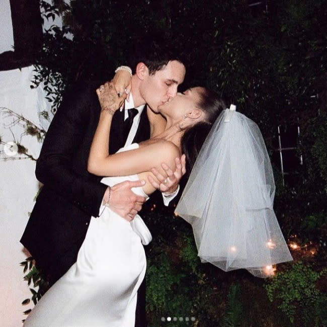 Ariana Grande con Dalton Gomez en el día de su boda credit:Bang Showbiz