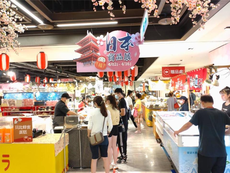 新光三越台中店「日本商品展」登場，正逢超級購物節檔期，逛街人潮滿滿。（圖／曾麗芳）