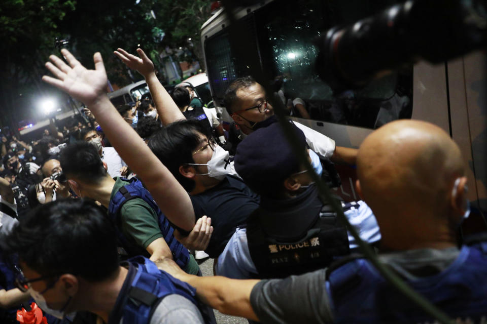 2022年6月4日，香港，社民連成員余煒彬被警方車離現場，其後獲釋。