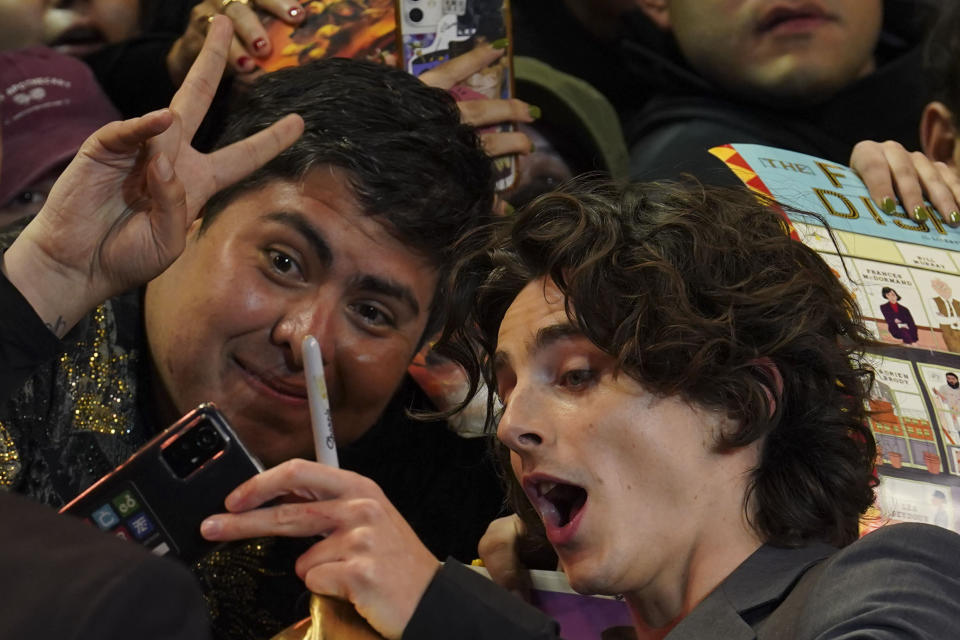 El actor Timothee Chalamet posa para una selfie en la alfombra roja de la película "Dune: Part Two", en la Ciudad de México el martes 6 de febrero de 2024. (Foto AP/Marco Ugarte)