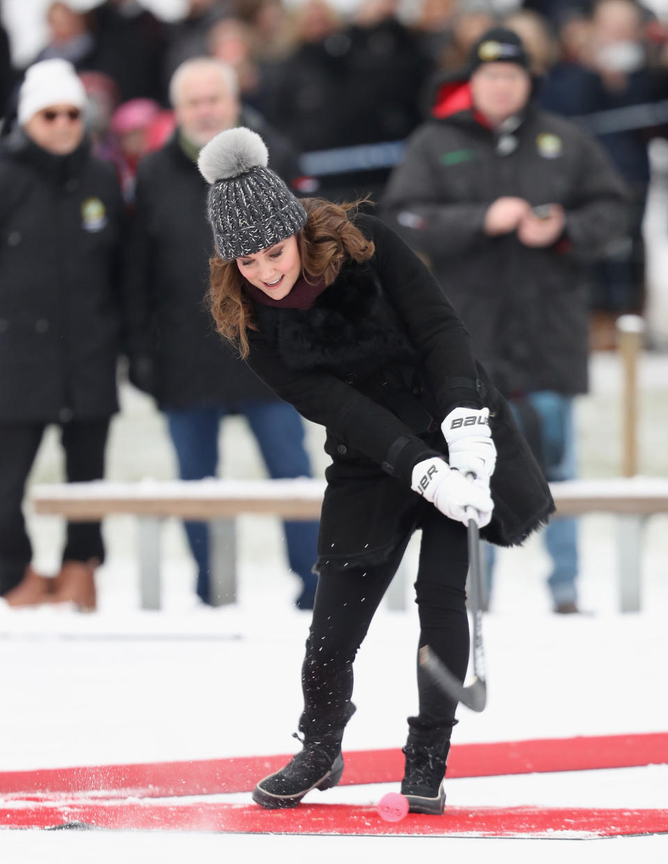 Bei einer Hockey-Mannschaft in Stockholm durfte Herzogin Kate den Schläger schwingen. (Bild: Getty Images)