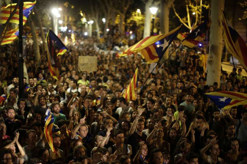數千名憤怒的加泰隆尼亞人21日聚集在首府巴塞隆納的加泰隆尼亞高等法院前面，大聲要求馬德里當局釋放被逮捕的當地官員，入夜後人潮依舊洶湧（AP）