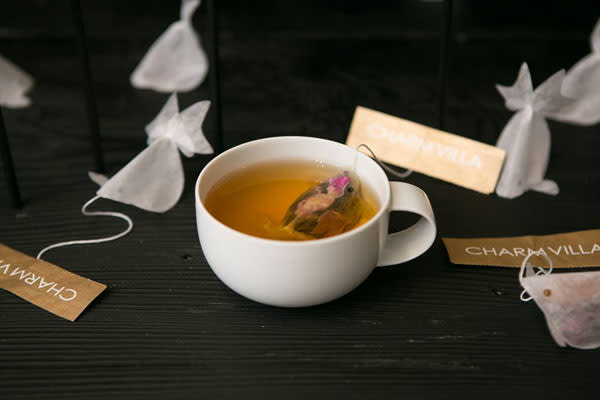 放在茶杯裡，倒進熱水後便可見到金魚在杯子裡優游。（圖片來源／子村莊園 CHARM VILLA）