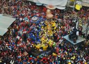 <p>Tausende Menschen feiern im nepalesischen Kathmandu das Fest „Pahchare Chariot“, bei dem drei verschiedene Hindu-Götter geehrt werden. (Bild: Prakash Mathema/AFP/Getty Images) </p>