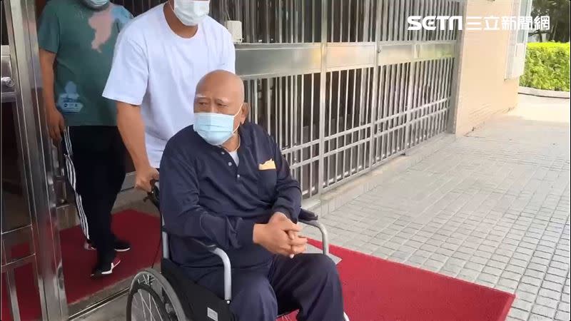 台南前議長吳健保涉假球案遭判刑10年，今假釋出獄，滿頭白髮坐輪椅，身體狀況大不如前。