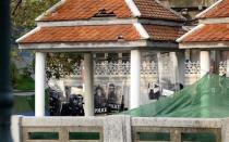 Thai riot police take up positions as they attempt to protect Government House as anti-government protesters attack in Bangkok December 2, 2013. REUTERS/Dylan Martinez