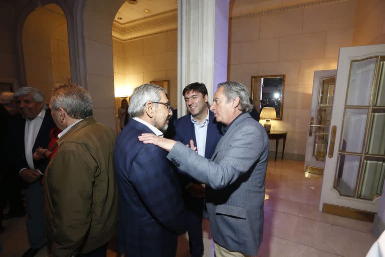 Diego Bossio y Rodolfo Daer; de espaldas, Juan Carlos Schmid dialoga con Hugo Moyano