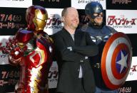 <p>Regisseur Joss Whedon („The Avengers“) würdigte den Sänger von Linkin Park mit einer sehr persönlichen Botschaft. „’A Thousand Suns’ hat mir durch eine furchtbar dunkle Zeit geholfen“, schrieb der Filmemacher auf Twitter. Er stehe in Benningtons Schuld. „Ich wünschte, du wärst hier.“ (Bild: AP Photo) </p>