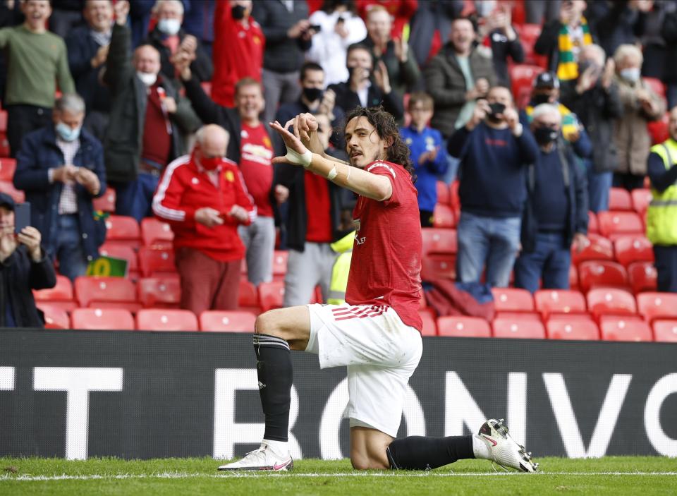 Edinson Cavani del Manchester United celebra tras anotar su gol en el empate 1-1 contra Fulham por la Liga Premier inglesa, el martes 18 de mayo de 2021. (AP Foto/Phil Noble, Pool)