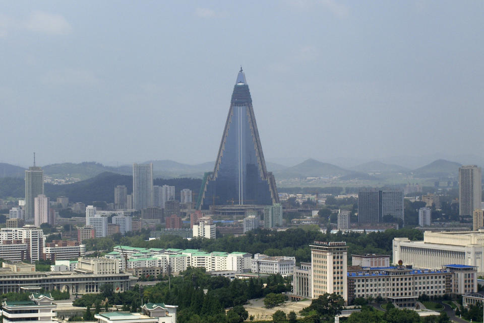 El hotel Ryugyong sobresale en el paisaje de Pyongyang. Foto Reuters/Stringer.