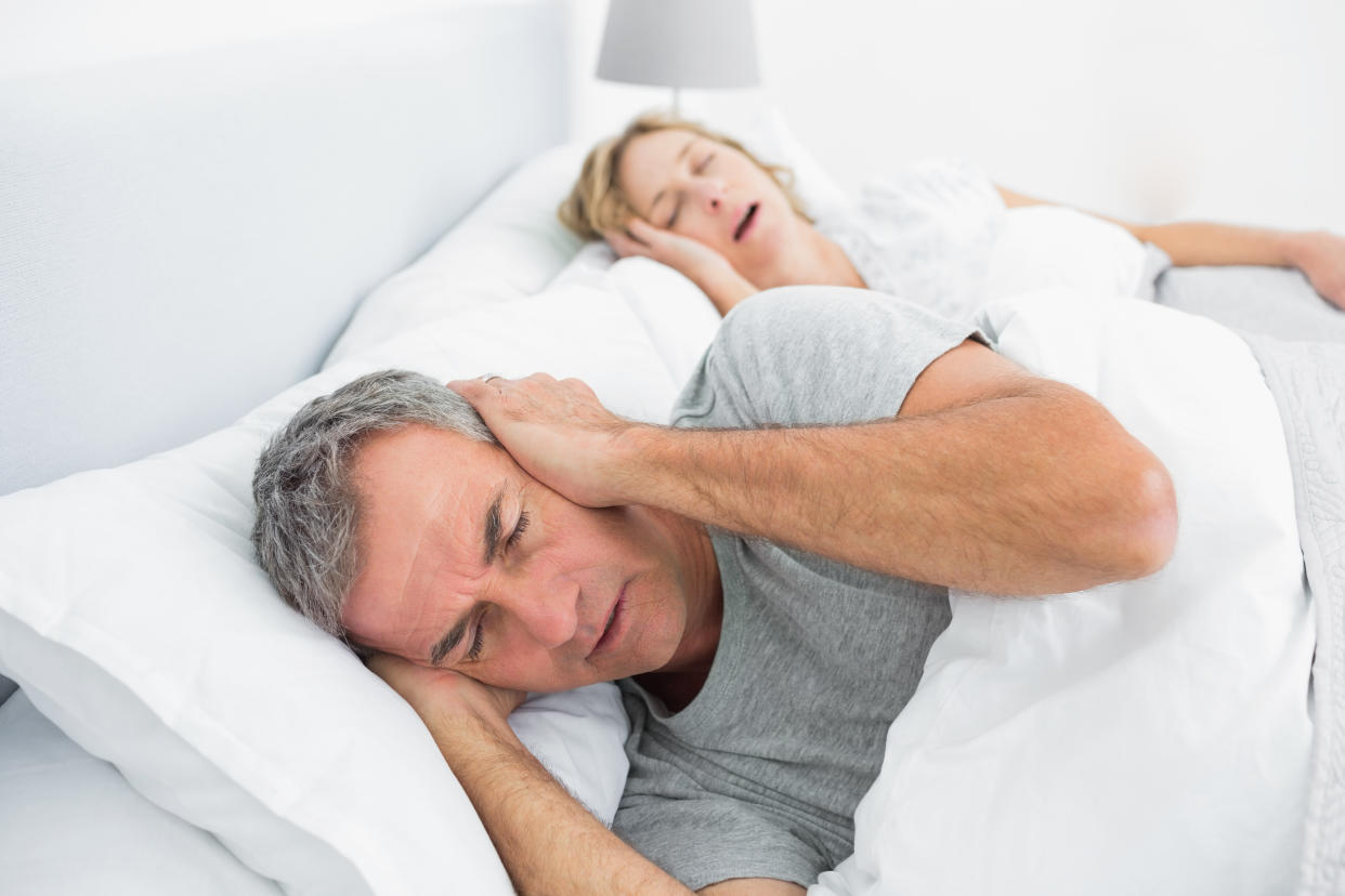 Independientemente de lo que diga tu pareja, roncar no es una enfermedad en sí. Pero en ocasiones puede ser un signo de apnea del sueño (Foto:Getty)