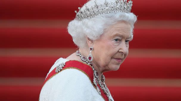 PHOTO: Queen Elizabeth arrives for the state banquet in her honor at Schloss Bellevue palace on the second of the royal couple's four-day visit to Germany, June 24, 2015, in Berlin. (Sean Gallup/Getty Images)