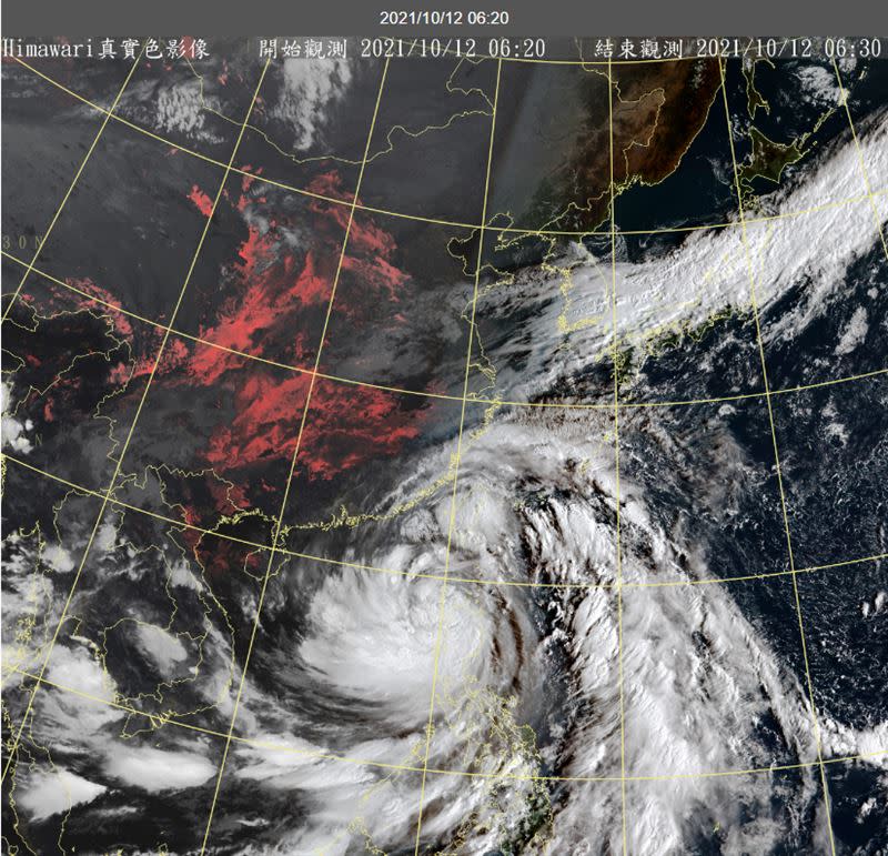 圓規在巴士海峽受太平洋高壓導引，未來持續朝海南島前進。（圖／中央氣象局）