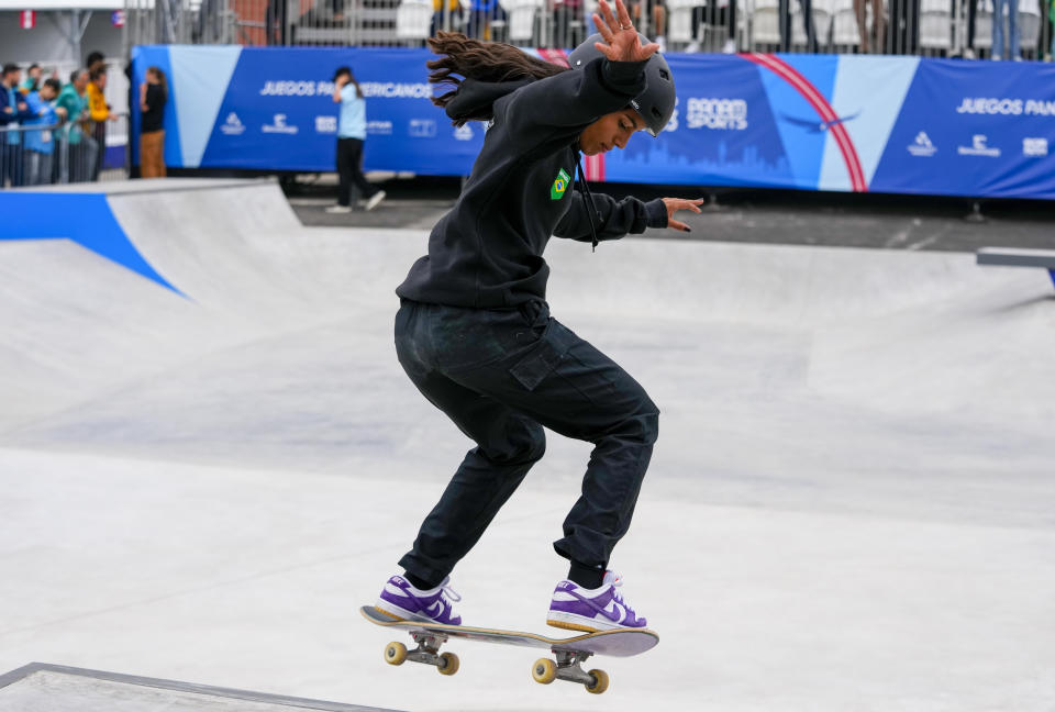 La brasileña Rayssa Leal compite en el skateboarding callejero en los Juegos Panamericanos de Santiago, Chile, el sábado 21 de octubre de 2023. (AP Foto/Esteban Félix)