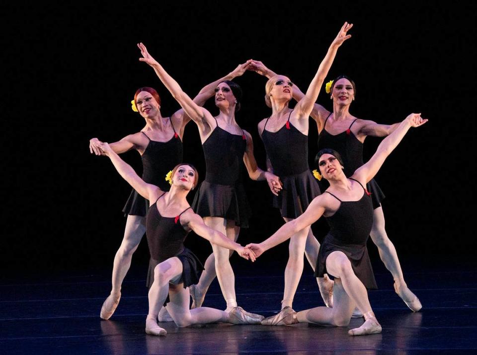 Los bailarines de Les Ballets Trockadero en “Go for Barocco”. Foto Daniel Azoulay/Cortesía Adrienne Arsht Center