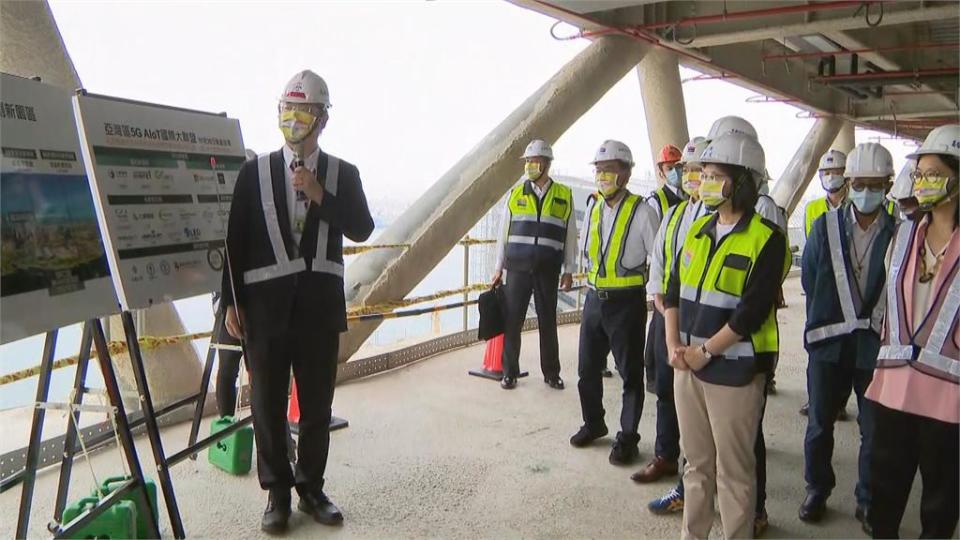 總統蔡英文今日前往正在興建的高雄港埠旅運中心8樓聽取簡報。（圖／民視新聞）