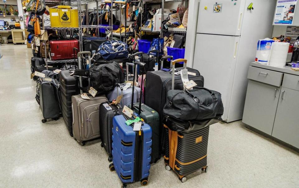 Vista de los objetos dejados por los pasajeros que están listos para ser enviados después de que sus dueños los reclamaran del departamento de Objetos Perdidos del Aeropuerto Internacional de Miami, el martes 13 de diciembre de 2023.