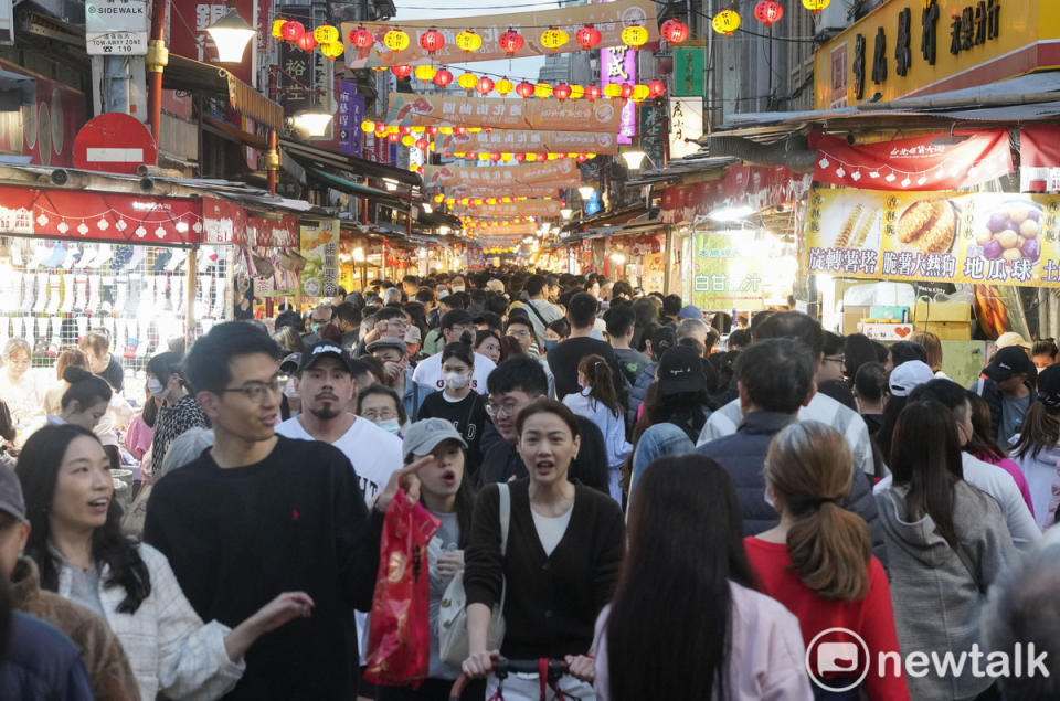 農曆春節前最後一個週末假日，位在台北迪化街的台北年貨大街擠滿人潮，人挨著人，熱鬧滾滾。   圖：張良一/攝