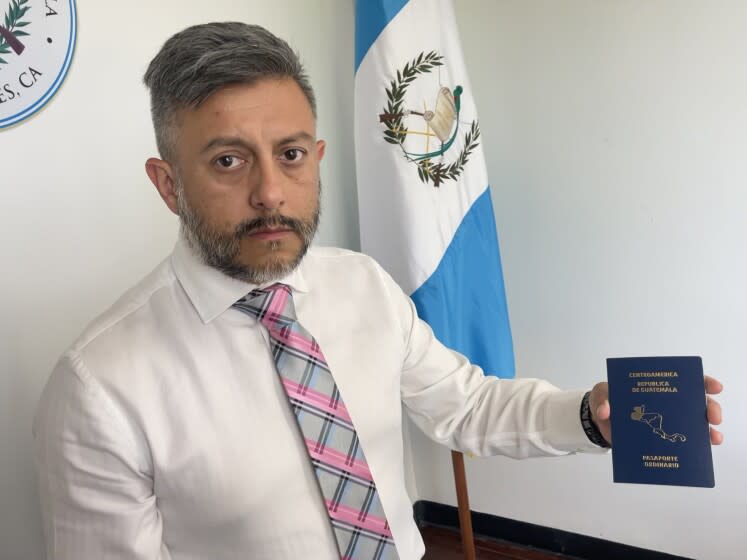 Ángel Salazar, cónsul de Guatemala en Los Ángeles, muestra un pasaporte pendiente de entregar.