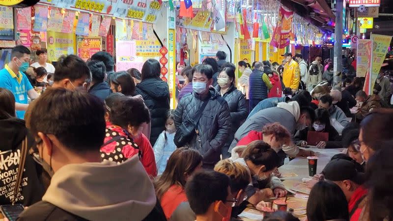 除夕夜，士林夜市彩券行人潮塞爆。（圖／記者游定剛拍攝）