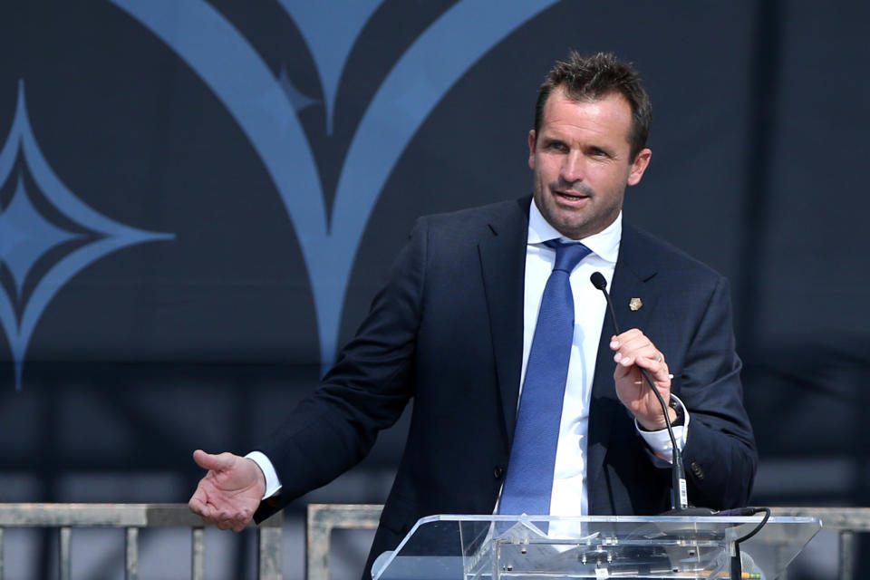 CARSON, CALIFORNIA - OCTOBER 03: Los Angeles Galaxy president Chris Klein speaks at a ceremony to unveil a statue of former Los Angeles Galaxy player Landon Donovan ahead of a game between the Los Angeles Galaxy and the Los Angeles FC at Dignity Health Sports Park on October 03, 2021 in Carson, California.  (Photo by Katharine Lotze/Getty Images)