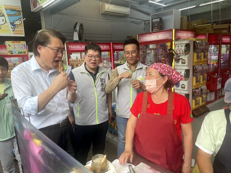 林右昌現身花蓮  品嘗夜市美食 民進黨秘書長林右昌（前左）14日到花蓮，前往夜市 品嘗美食，盼能鼓勵更多民眾到花蓮觀光。 （民眾提供） 中央社記者盧太城花蓮傳真  113年6月14日 