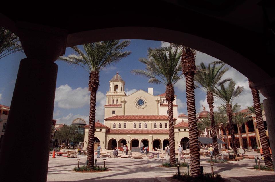 Oct. 23, 2000 - Workers rush to build the fountain outside The Harriet Himmel Gilman Theater at CityPlace before the grand opening a week later.