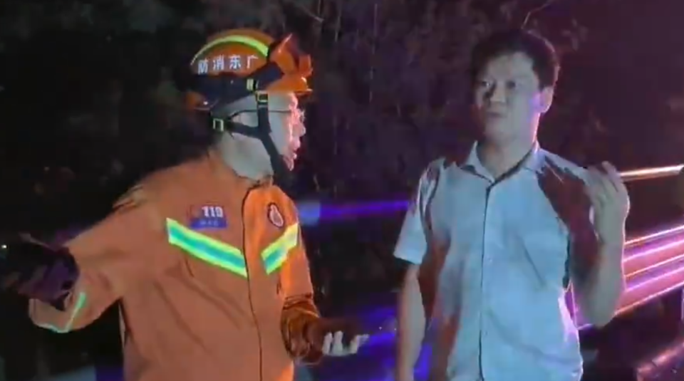 梅龍高速路陷｜多名經過司機第一時間下車救人，其中在深圳從事司機工作的36歲男子劉永縉恰巧經過事發路段，下斜坡救6人。(影片截圖)