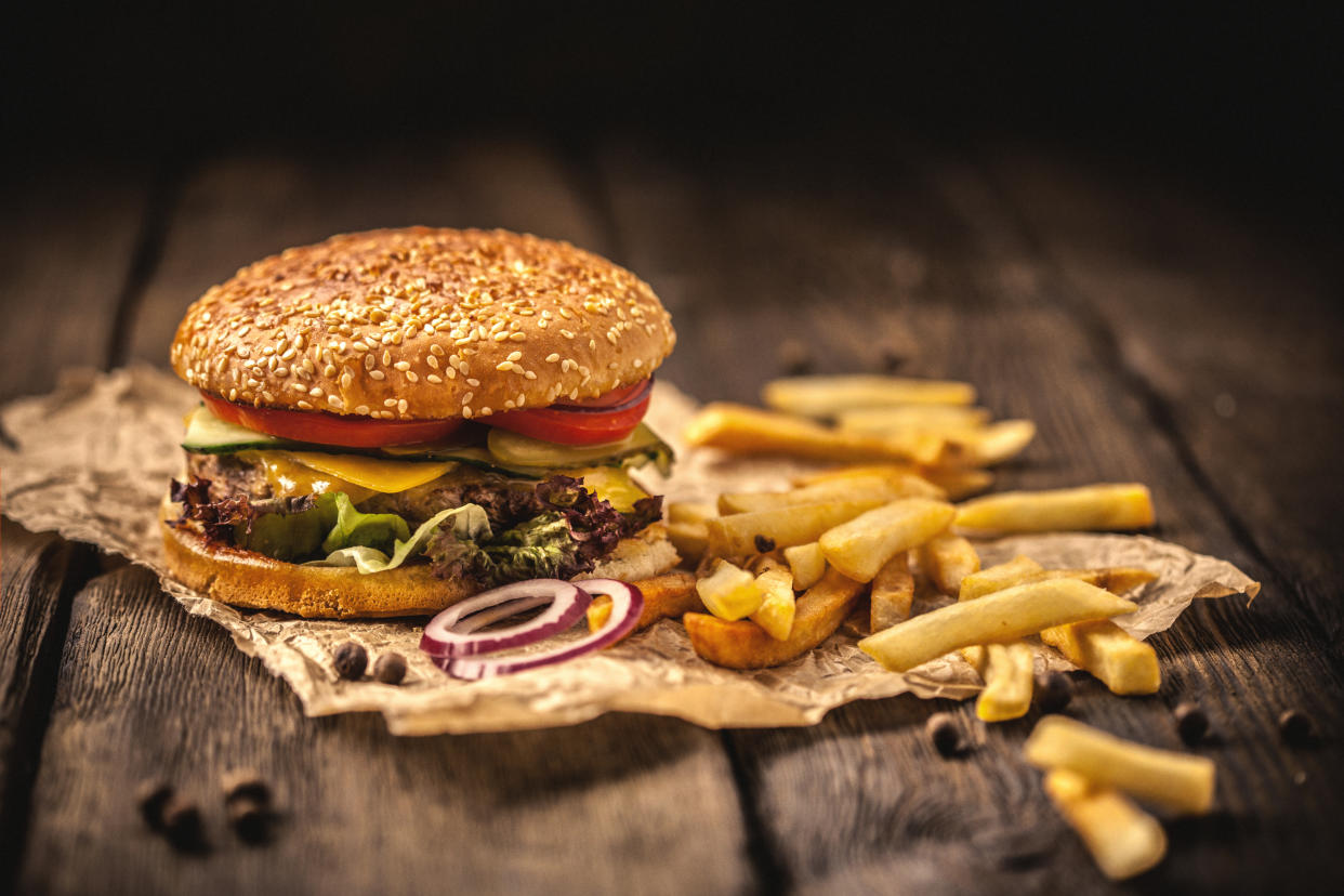 Burger und Pommes sind lecker, aber enthalten oft zu viel Fett, Salz und Zucker. (Bild: Getty Images)