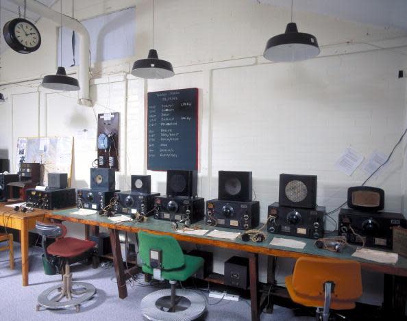 <p>In questa immagine vengono mostrati macchinari che servivano per captare i messaggi radio, a Bletchley Park. (Getty) </p>