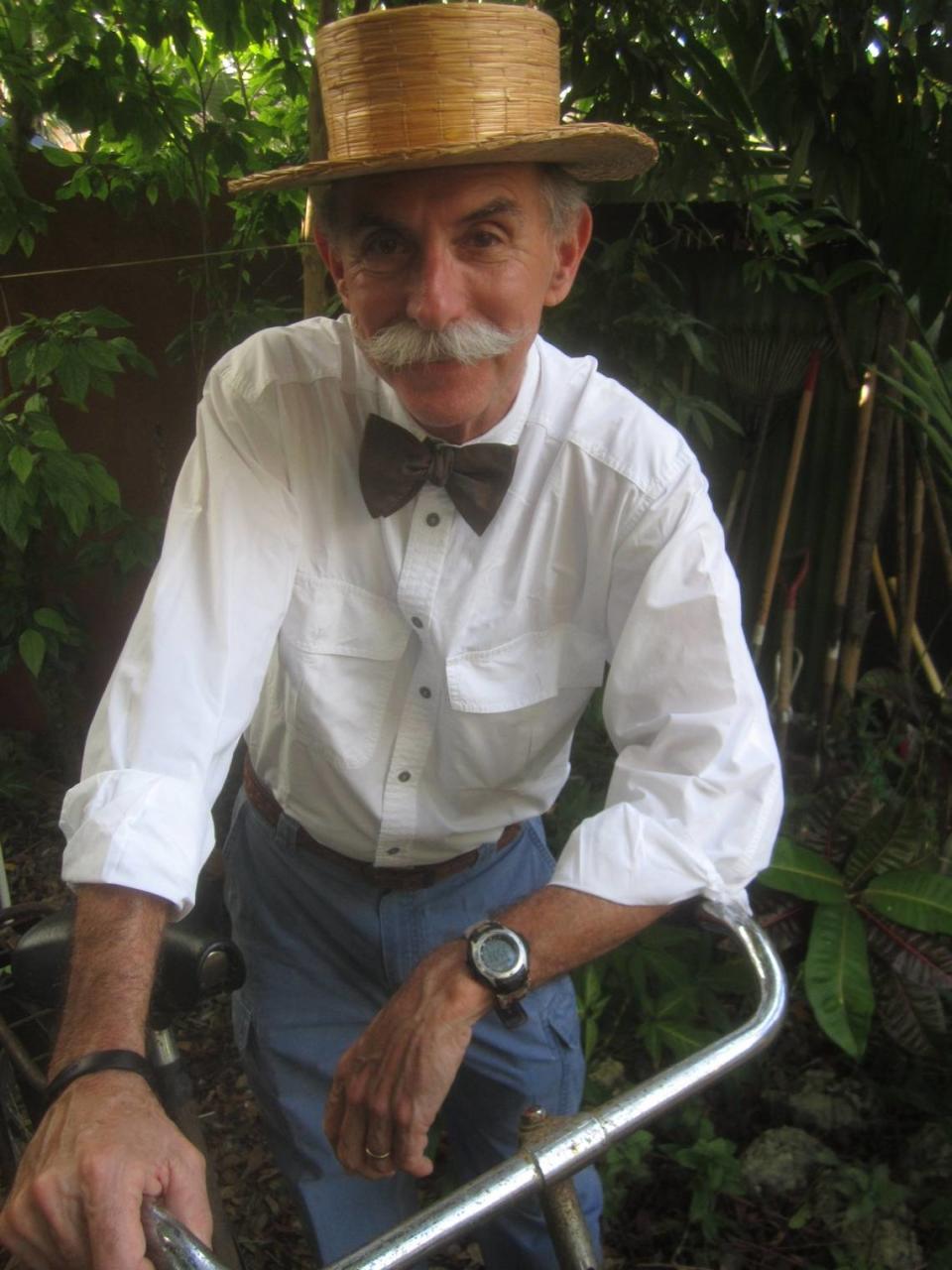 Una foto de Murry Sill en su querida bicicleta en Coconut Grove. La foto fue tomada por su amigo Glenn Terry. "Murry nos ayudó con uno de mis muchos y extraños proyectos, 'King Mango's Magical Mystery History Tour of Coconut Grove' en 2015. Con ese bigote suyo, supuse que podría retroceder 110 años con facilidad. Así que le hice montar en mi bicicleta antigua y quejarse de los carruajes sin caballos que estaban arruinando el Grove", dijo Terry.