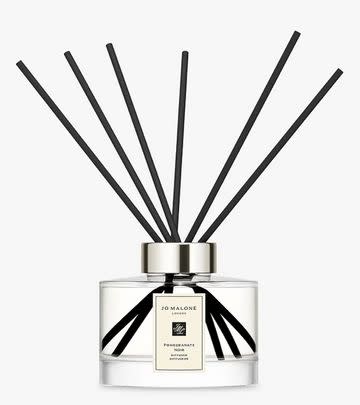 Delight someone’s senses with this luxuriously scented reed diffuser