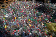 <p>TETELA DEL VOLCÁN, MORELOS.- Cientos de botellas de plástico donadas para la construcción de una casa ecológica esperan ser llenadas de tierra. La organización no gubernamental “Trabajemos Juntos”, integrada por Lucero Sánchez, Pilar Peña y Catalina Dí­az, gestionó fondos para la construcción de dos casas ecológicas en beneficio de afectados por el sismo del pasado 19 de septiembre. Una de las casas fue construida con botellas de plástico y vidrio, y la otra con pallets de madera. El diseño de las casas es del ingeniero Mario Alberto Tapia. En su construcción se utilizaron seis mil botellas de litro de refresco, llantas, y material reutilizable. FOTO: MARGARITO PÉREZ RETANA /CUARTOSCURO.COM </p>