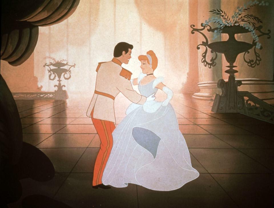 Noch so ein legendärer Klassiker: 1950 erschien mit dem Trickfilm "Cinderella" die Disney-Version des Grimm'schen Märchens "Aschenputtel". Dutzendfach neu aufgelegt wurde die Traumprinzen-Story als Musical, Ballett, Oper - und Realfilm ... (Bild: Disney)