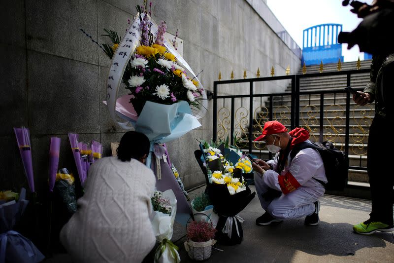 La gente rinde homenaje a los fallecidos por el coronavirus en Wuhan, provincia de Hubei