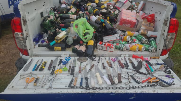 Sacacorchos, cuchillos, tenedores, pinzas, tijeras, alicates y decenas de litros de bebidas alcohólicas, durante el decomiso en el operativo policial previo al Boca-River