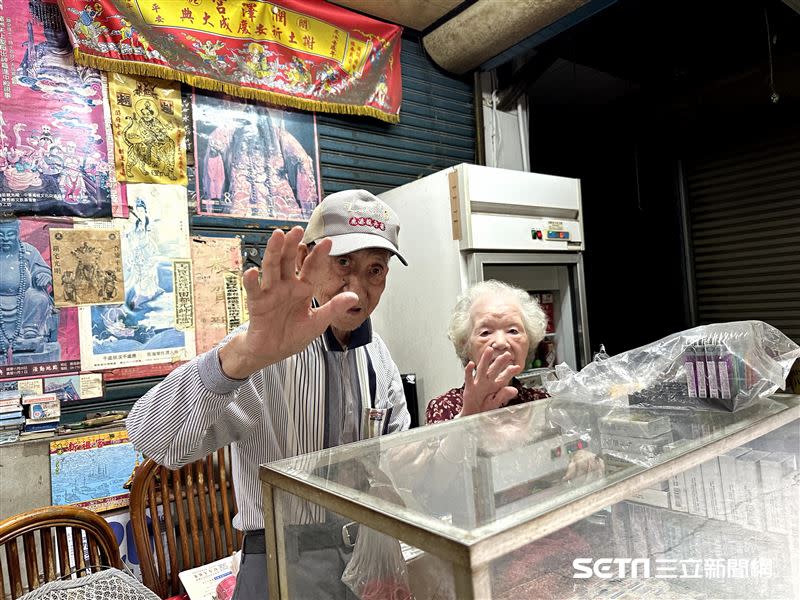 採訪結束後，阿公、阿嬤不忘熱情地揮手道別。（圖／記者張雅筑攝）